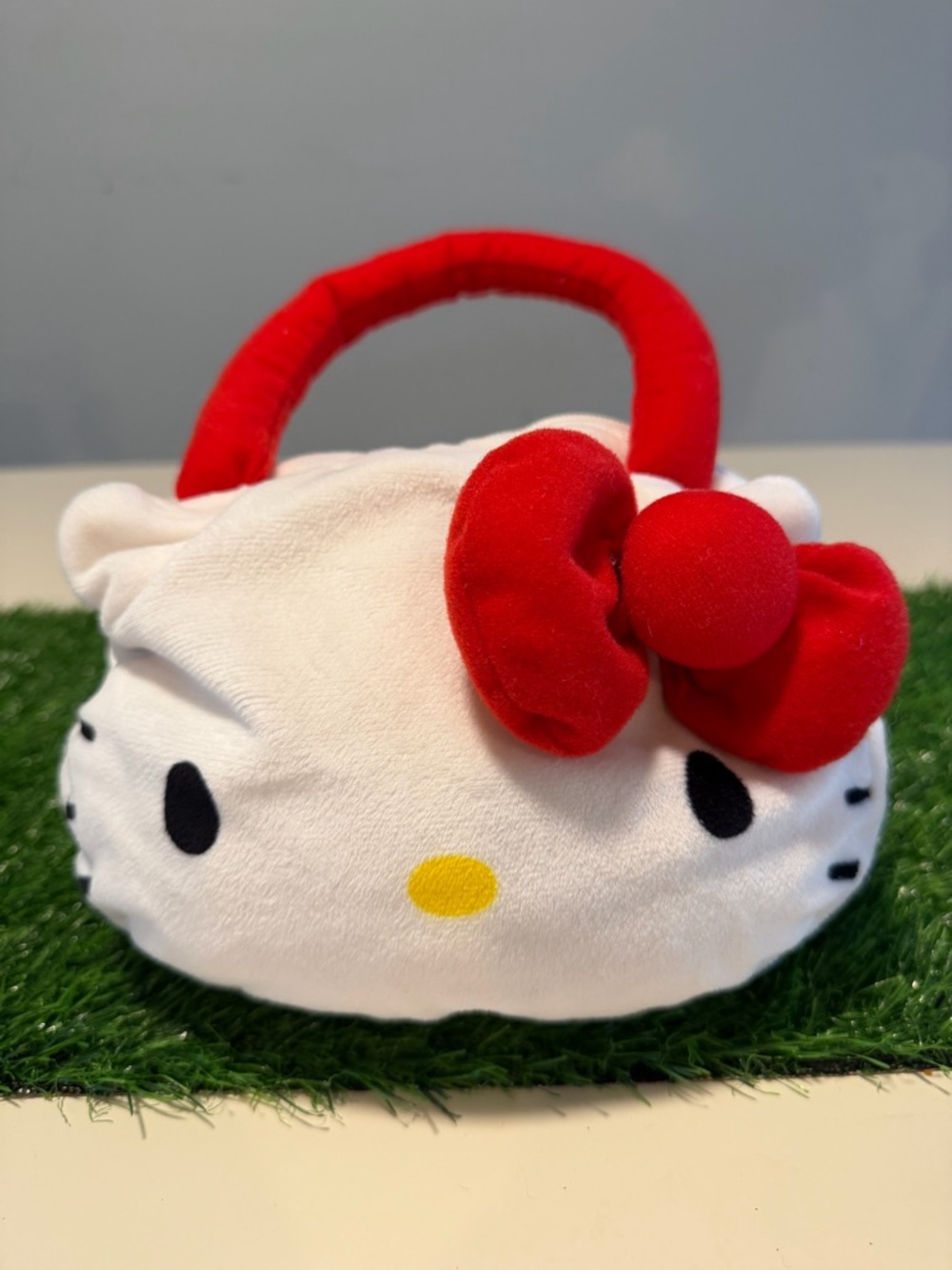 Hello Kitty White Plush Kids Bag with Red Bow and‎ Handle